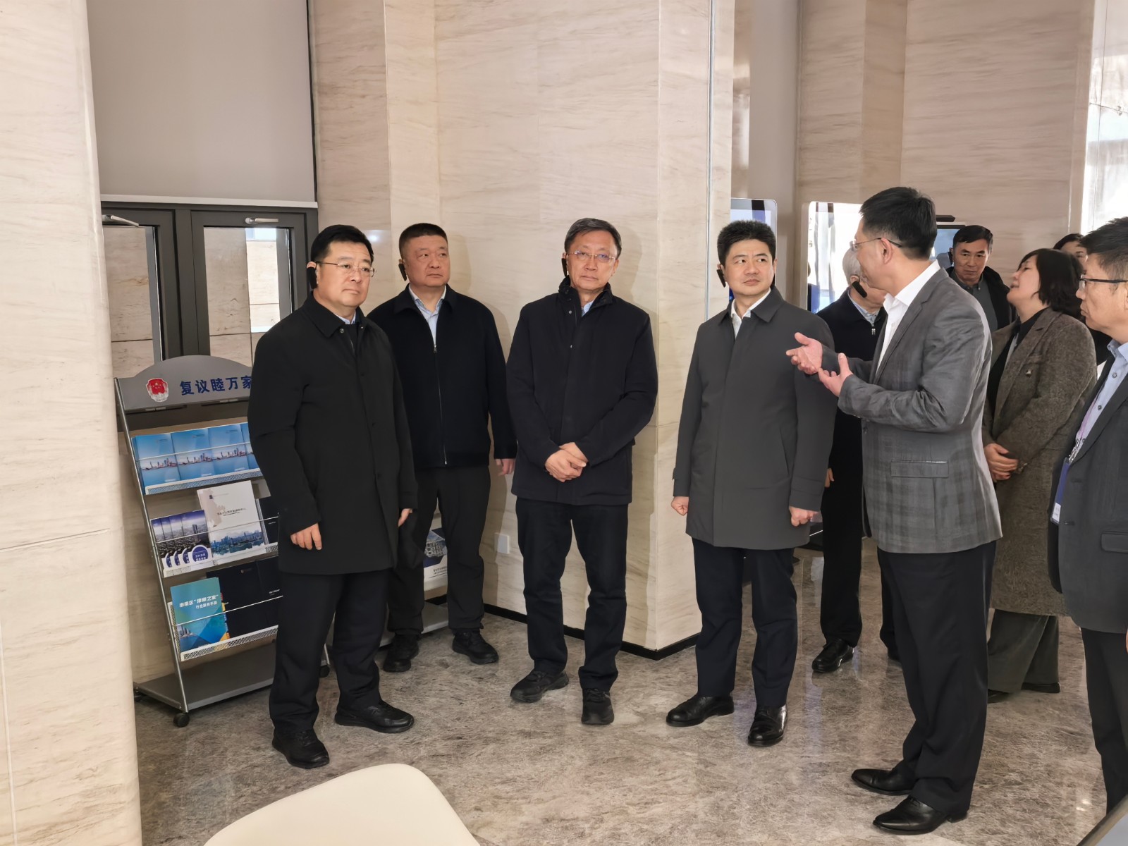 參觀(guān).jpg 參觀(guān).jpg